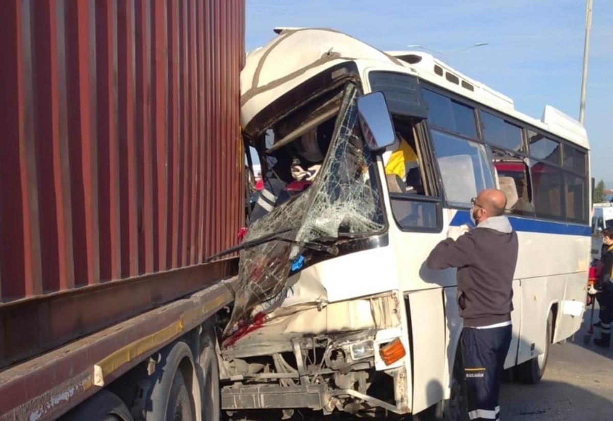 İş&ccedil;i servisi park halindeki tıra &ccedil;arptı: 1 &ouml;l&uuml; 15 yaralı