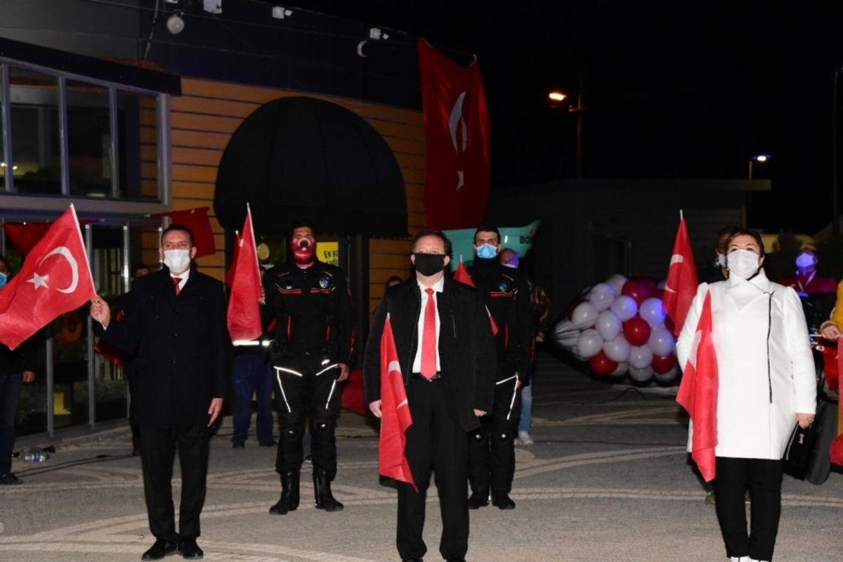 Karesililer balkonlarında İstiklal Marşı okudu