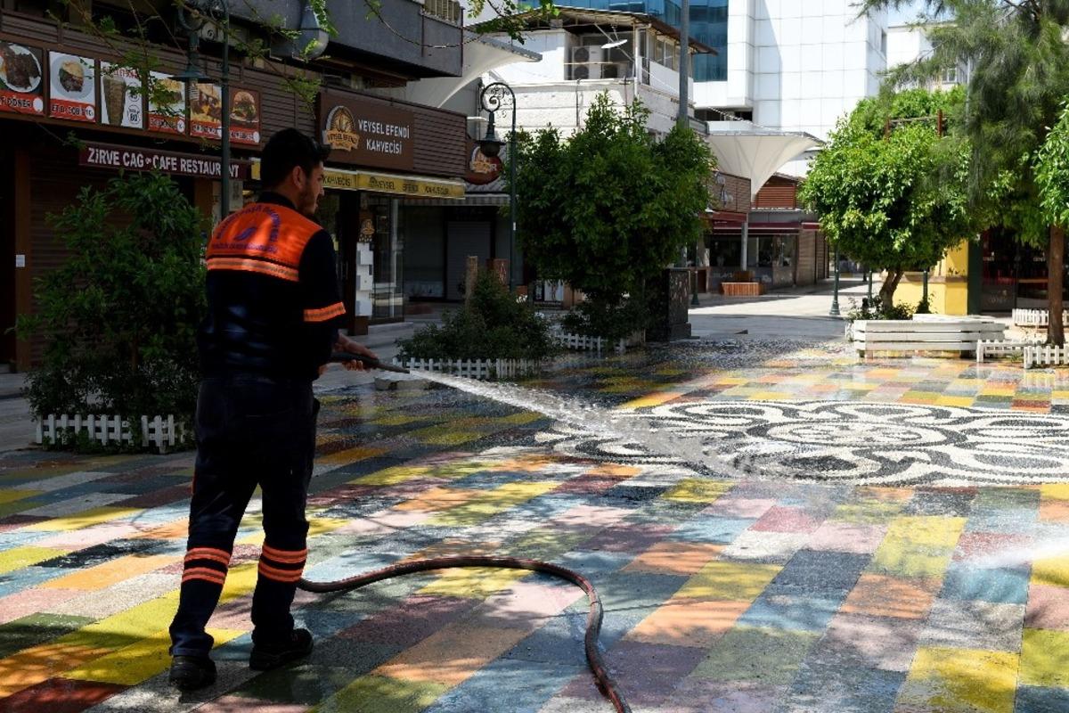 Muratpaşa dezenfekte olmaya devam ediyor