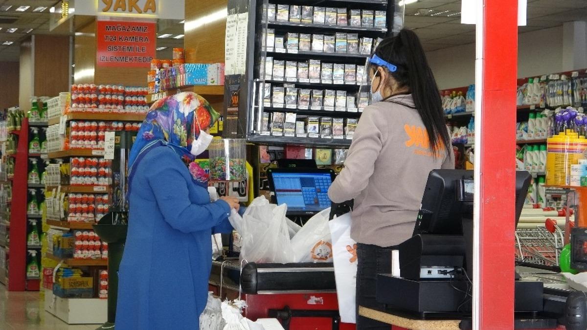 Vatandaşlar bakkal ve marketlerin kısa s&uuml;reli hizmetinden yararlanıyor
