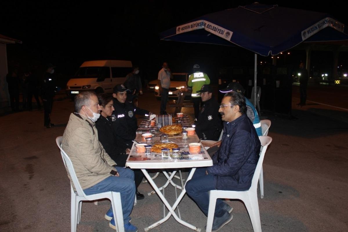 M&uuml;d&uuml;r Elbir, kontrol noktasında ekiplerle ilk sahuru yaptı