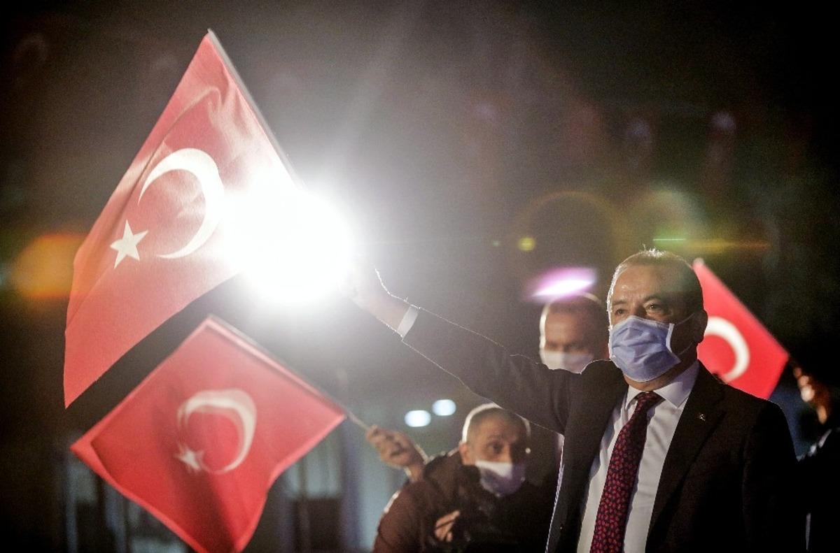 Başkan B&ouml;cek 23 Nisan&rsquo;ı itfaiyecilerle birlikte kutladı