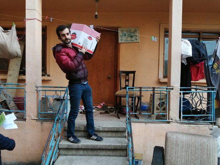 Aralarında para toplayan esnaf 165 gıda kolisi dağıttı G1