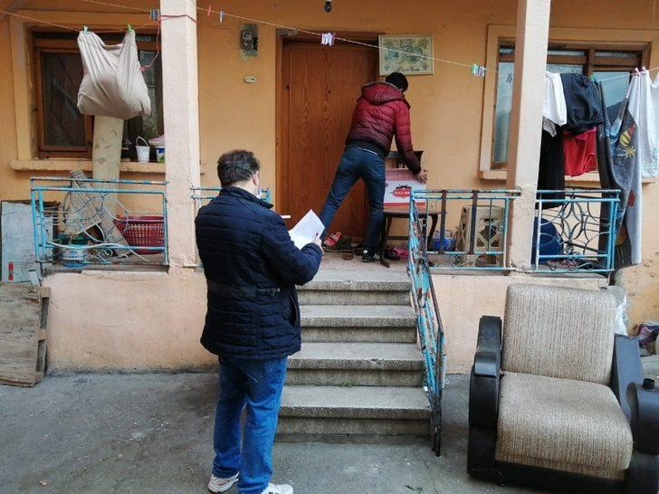 Aralarında para toplayan esnaf 165 gıda kolisi dağıttı G2