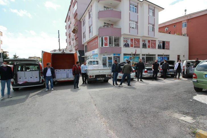 Aralarında para toplayan esnaf 165 gıda kolisi dağıttı G3