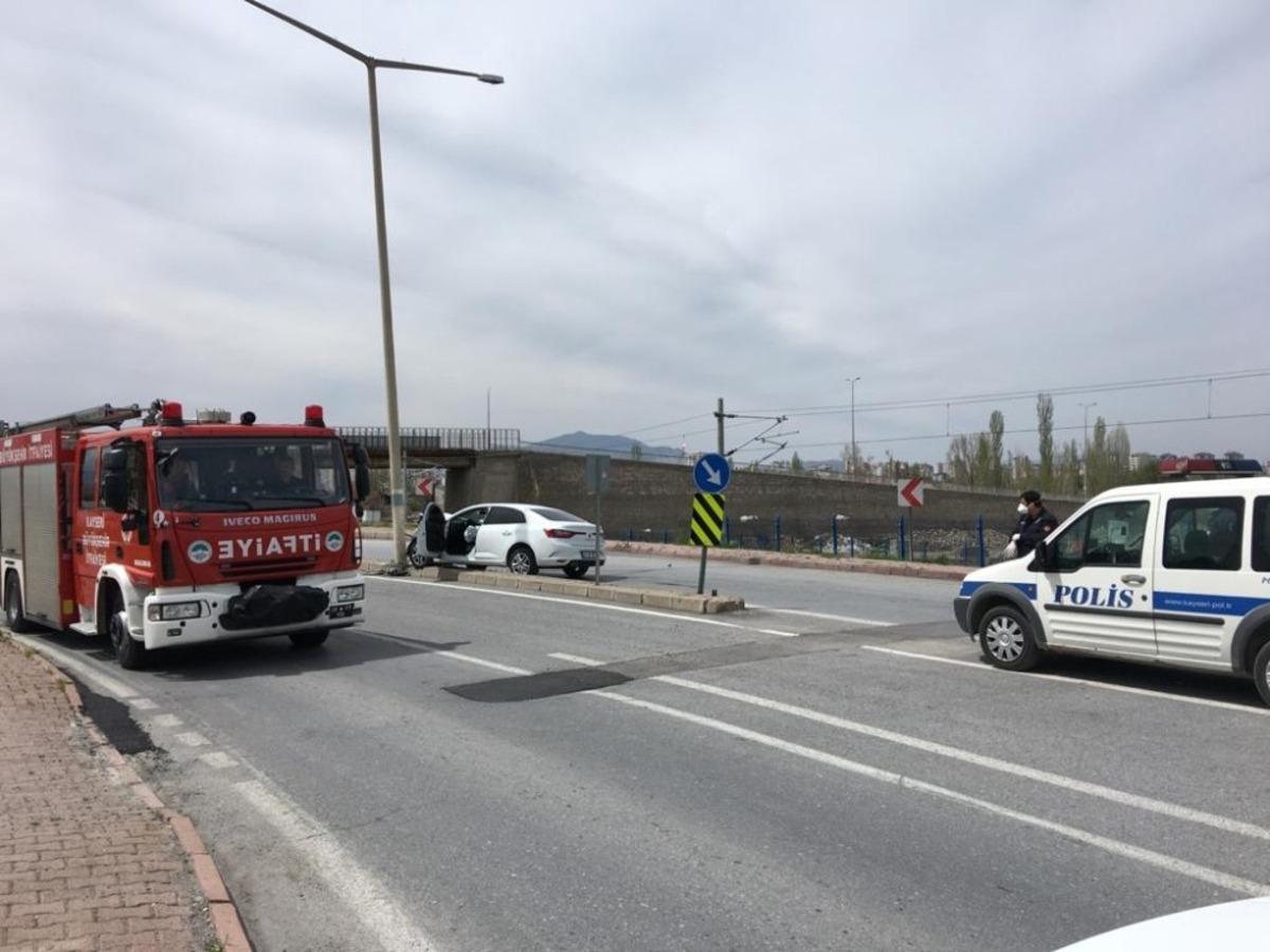 Kaza yapan s&uuml;r&uuml;c&uuml;, otomobili bırakıp ka&ccedil;tı