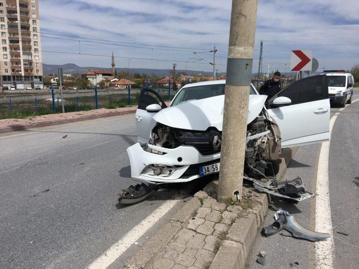 Kaza yapan sürücü, otomobili bırakıp kaçtı G4