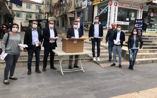 CHP Adıyaman Teşkilatı maske dağıttı