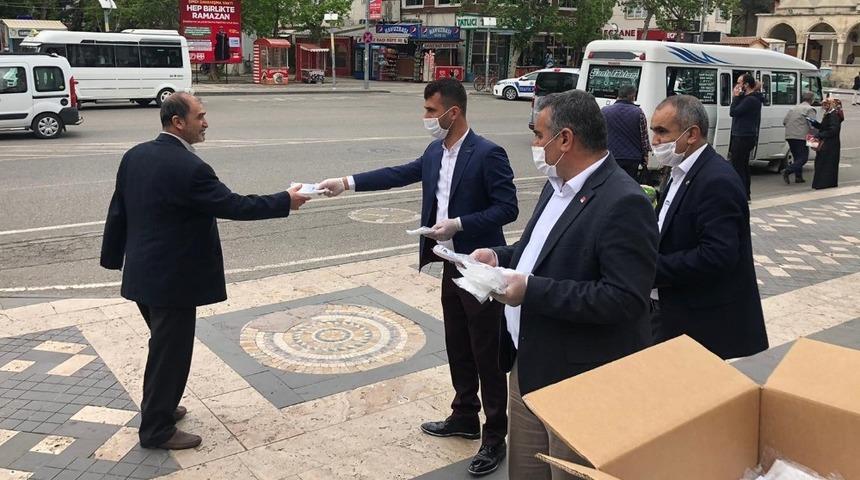 CHP Adıyaman Teşkilatı maske dağıttı