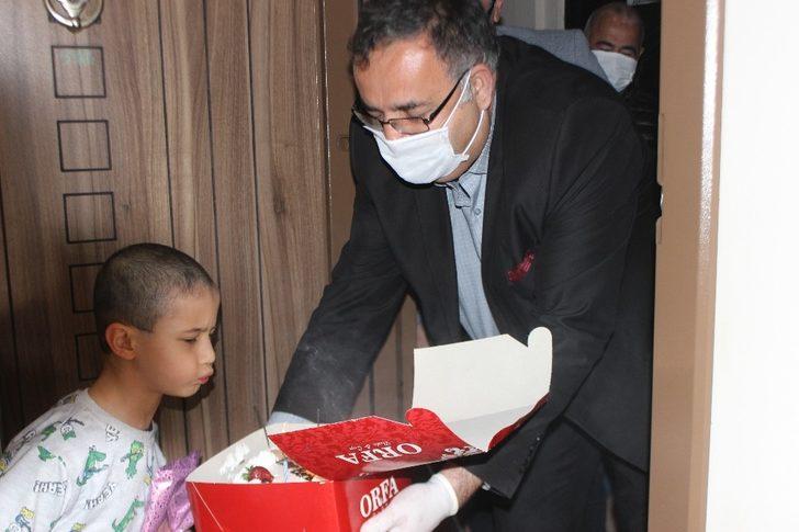 Doğum günü 23 Nisan olan çocuklara yaş pastalı jest G1