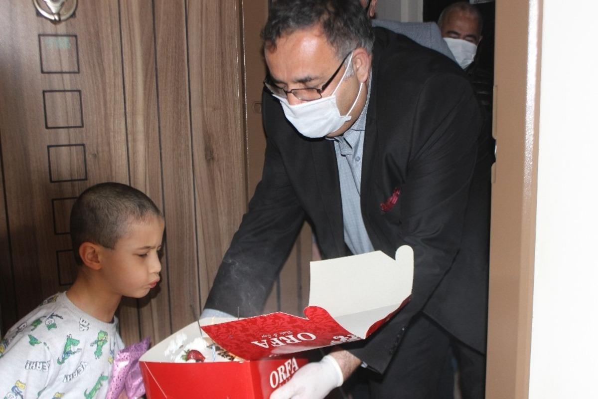 Doğum g&uuml;n&uuml; 23 Nisan olan &ccedil;ocuklara yaş pastalı jest