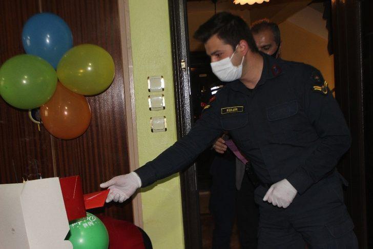 Doğum günü 23 Nisan olan çocuklara yaş pastalı jest G2