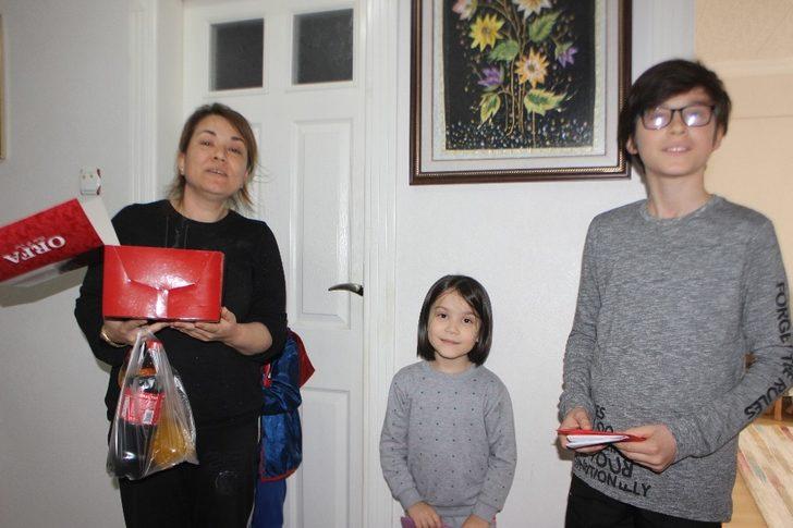 Doğum günü 23 Nisan olan çocuklara yaş pastalı jest G3