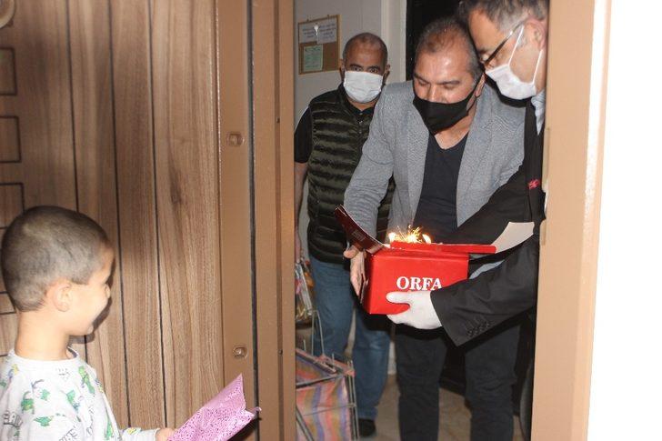 Doğum günü 23 Nisan olan çocuklara yaş pastalı jest G4