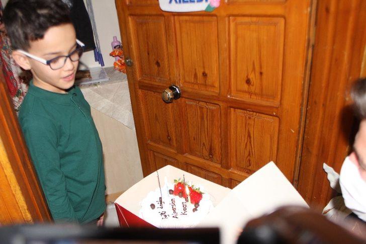 Doğum günü 23 Nisan olan çocuklara yaş pastalı jest G5