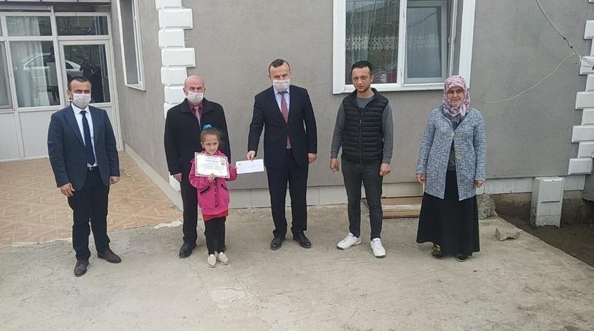 Hisarcık’ta Korona virüs nedeniyle başarılı öğrencilere ödülleri evlerinde verildi