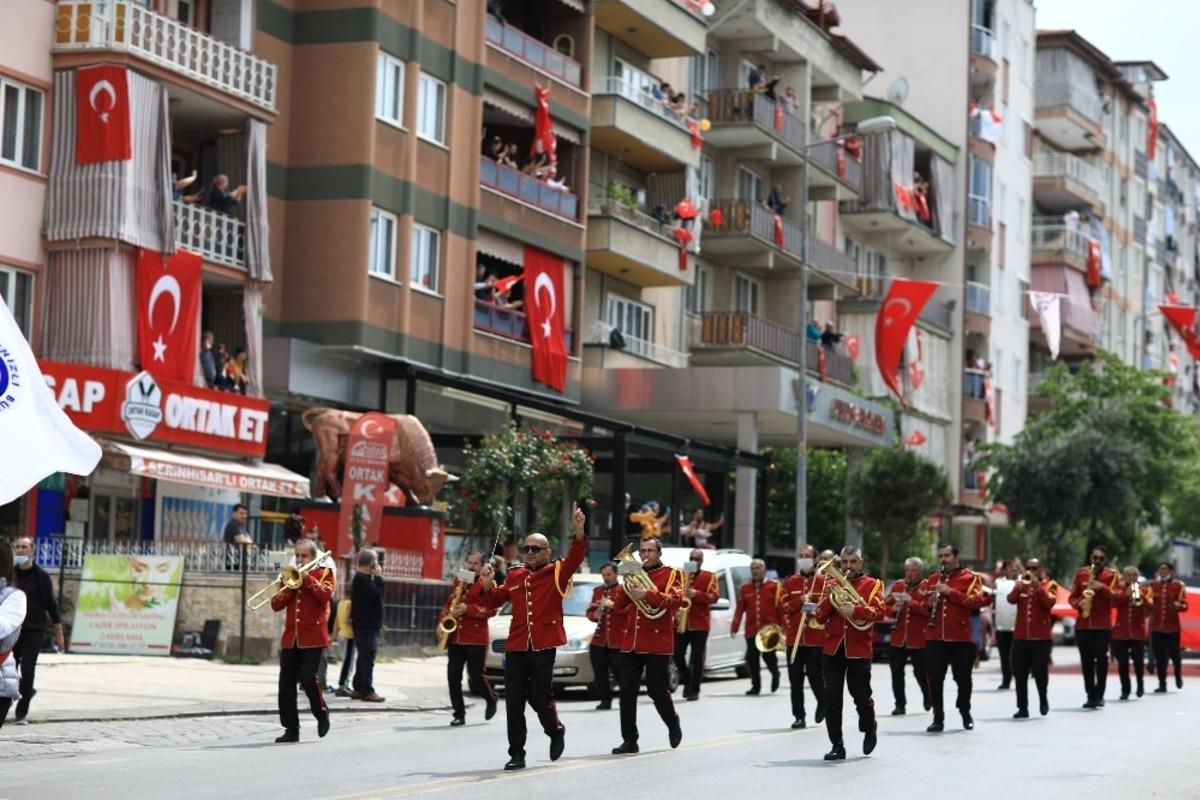 B&uuml;y&uuml;kşehir Bandosu 14 farklı g&uuml;zergahta 30 km boyunca şarkı ve marş &ccedil;aldı