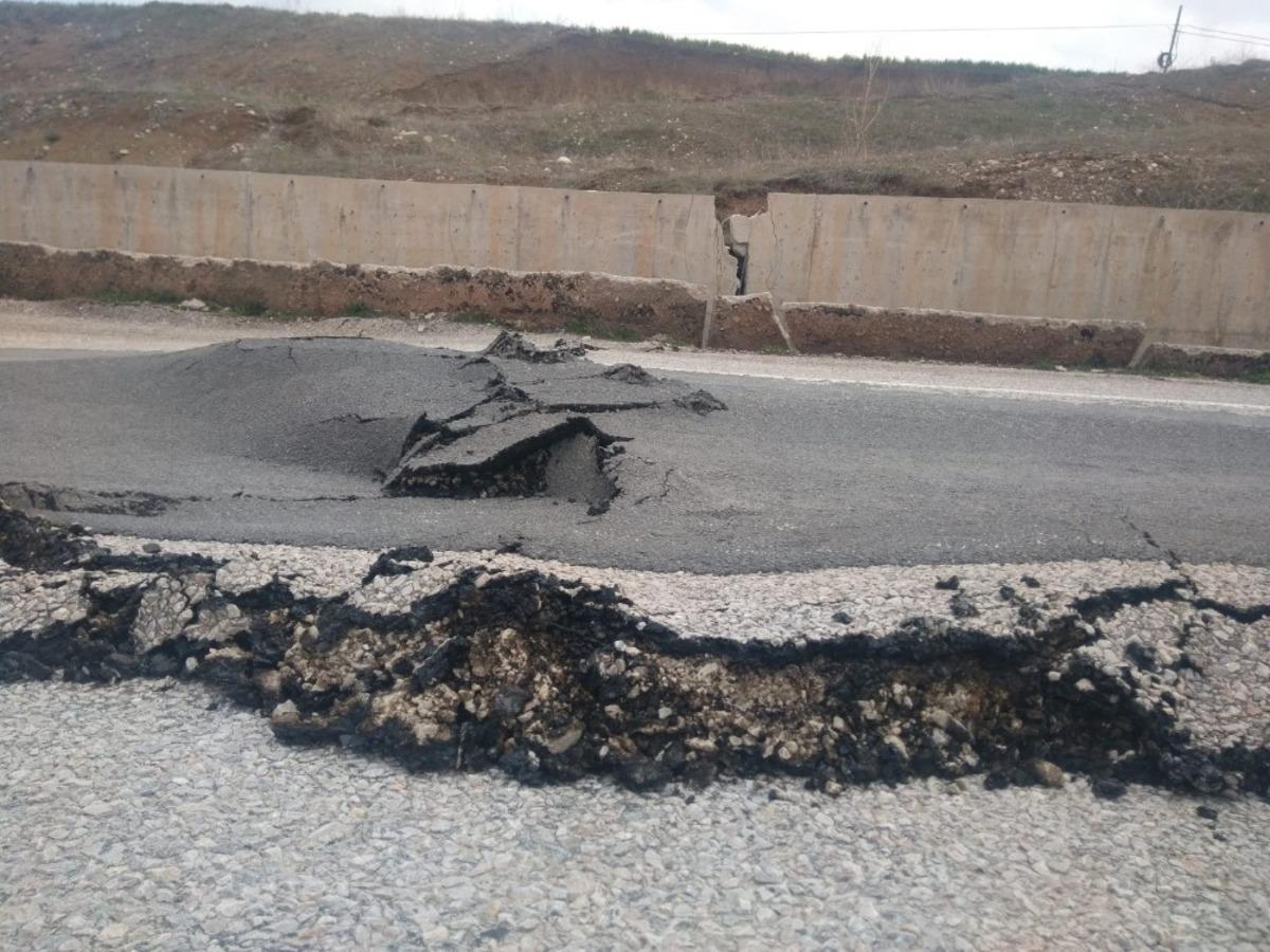 Toprak kayması sonucu yol kısmen &ccedil;&ouml;kt&uuml;