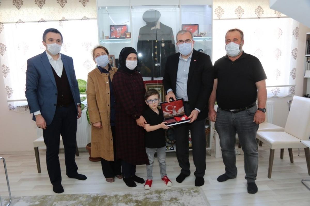 Şehit ailelerine 23 Nisan ziyareti