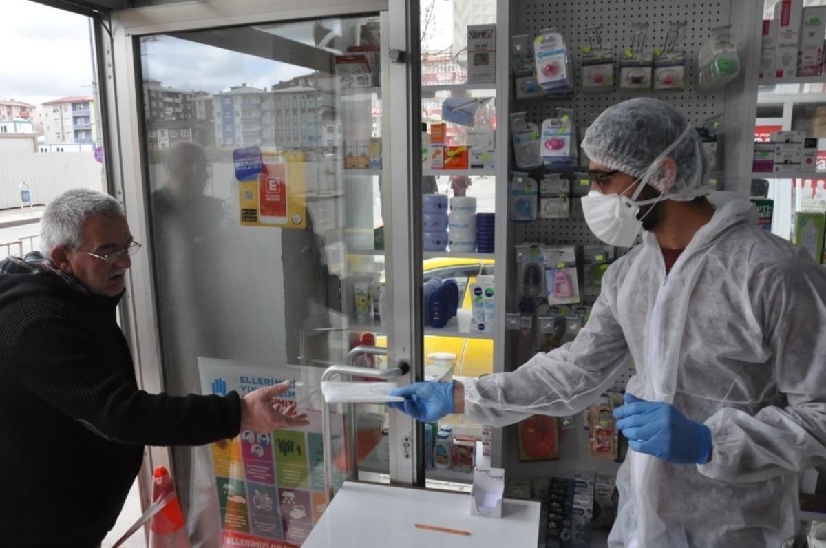 Kars&rsquo;ta eczanelerde &uuml;cretsiz maske dağıtımı başladı