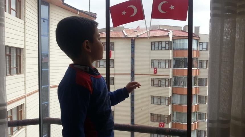 Vanlı minik Ferdi İstiklal Marşı&rsquo;nın 10 kıtasını ezbere okudu