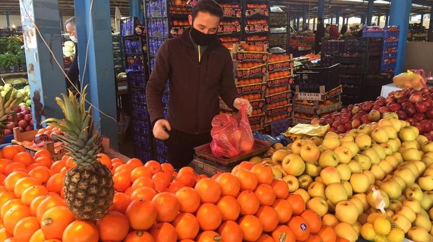 Osmaneli Cuma pazarında sadece il&ccedil;e manavları tezgah a&ccedil;tı