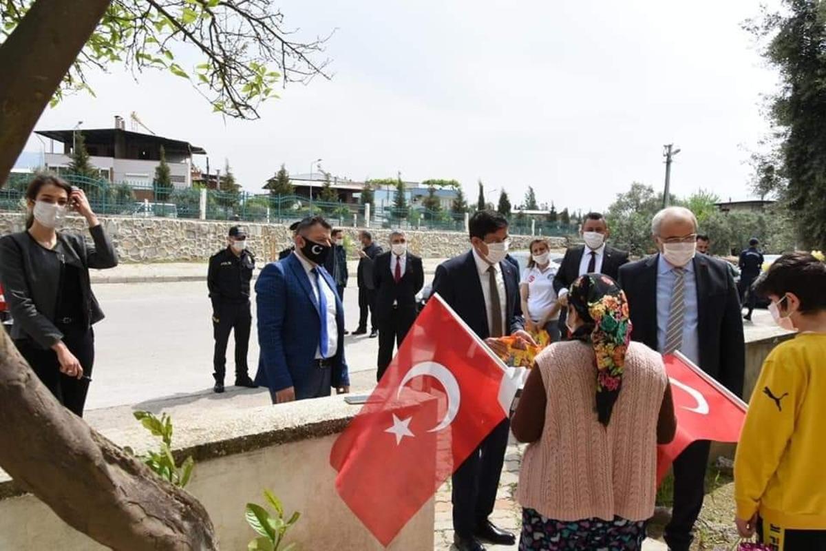 Başkan &Ouml;zcan; "El ele olamasak da g&ouml;n&uuml;l g&ouml;n&uuml;leyiz"