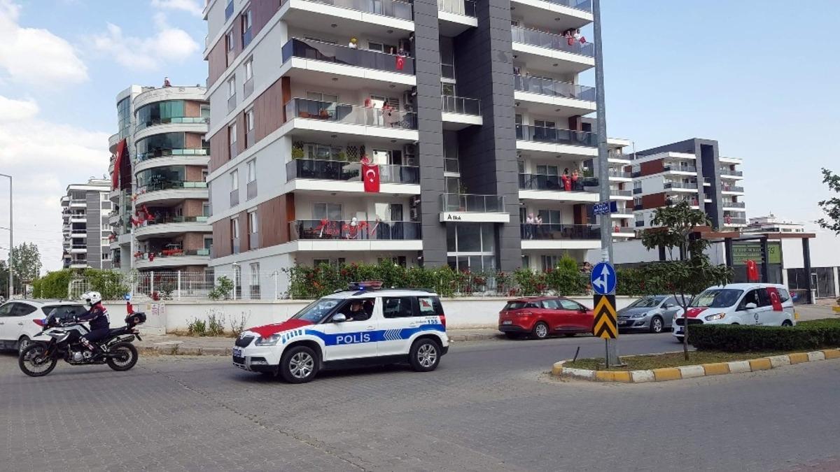 Evde kalan &ccedil;ocukların bayramını kortejle kutladılar
