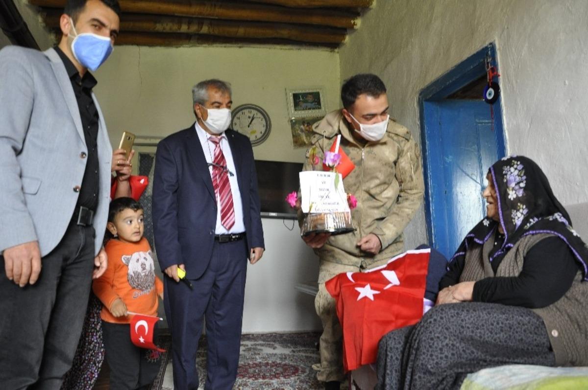 Asırlık Nineye doğum g&uuml;n&uuml; s&uuml;rprizi