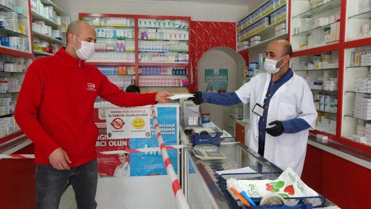 Muş’ta eczaneler ücretsiz maske dağıtımına başladı G1