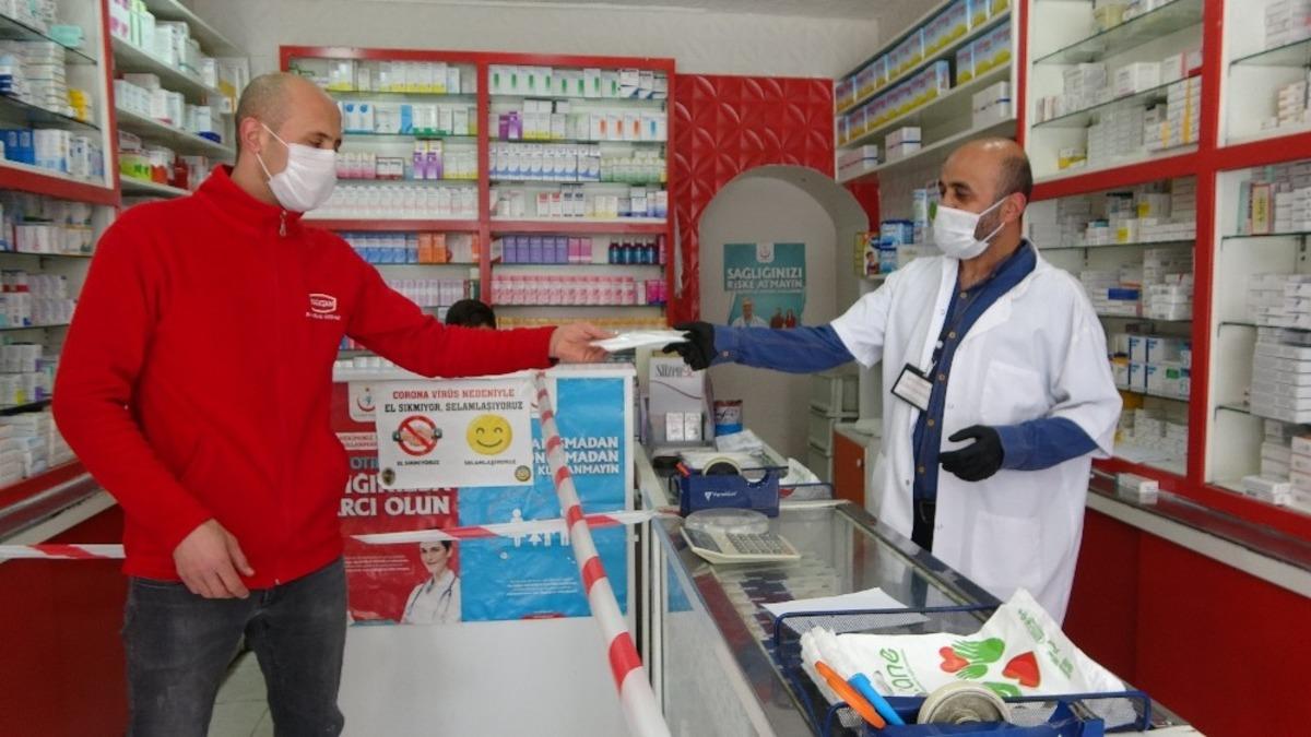 Muş&rsquo;ta eczaneler &uuml;cretsiz maske dağıtımına başladı