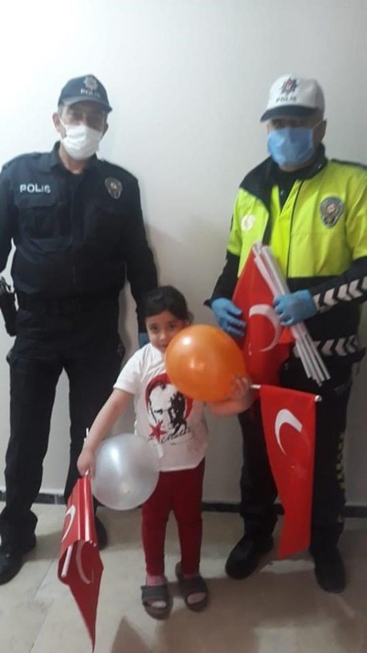 Minik Zeynep’in yüzünü polis ağabeyleri güldürdü G2