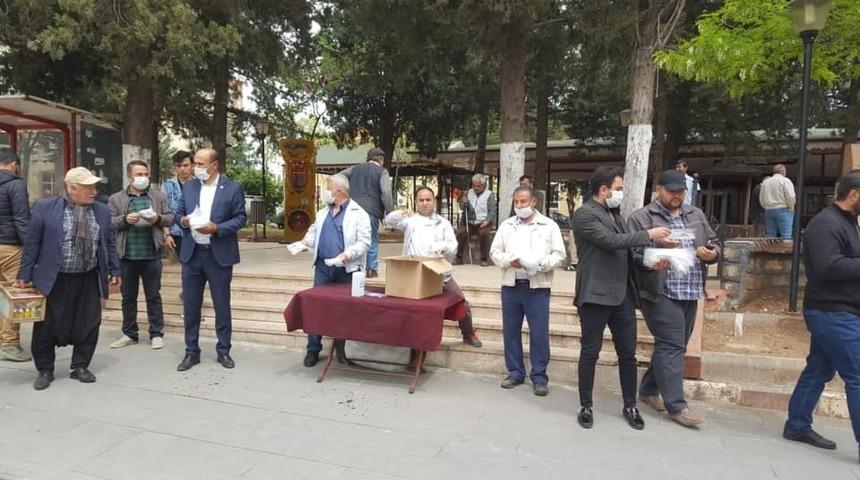 Besni&rsquo;de CHP vatandaşlara &uuml;cretsiz maske dağıttı