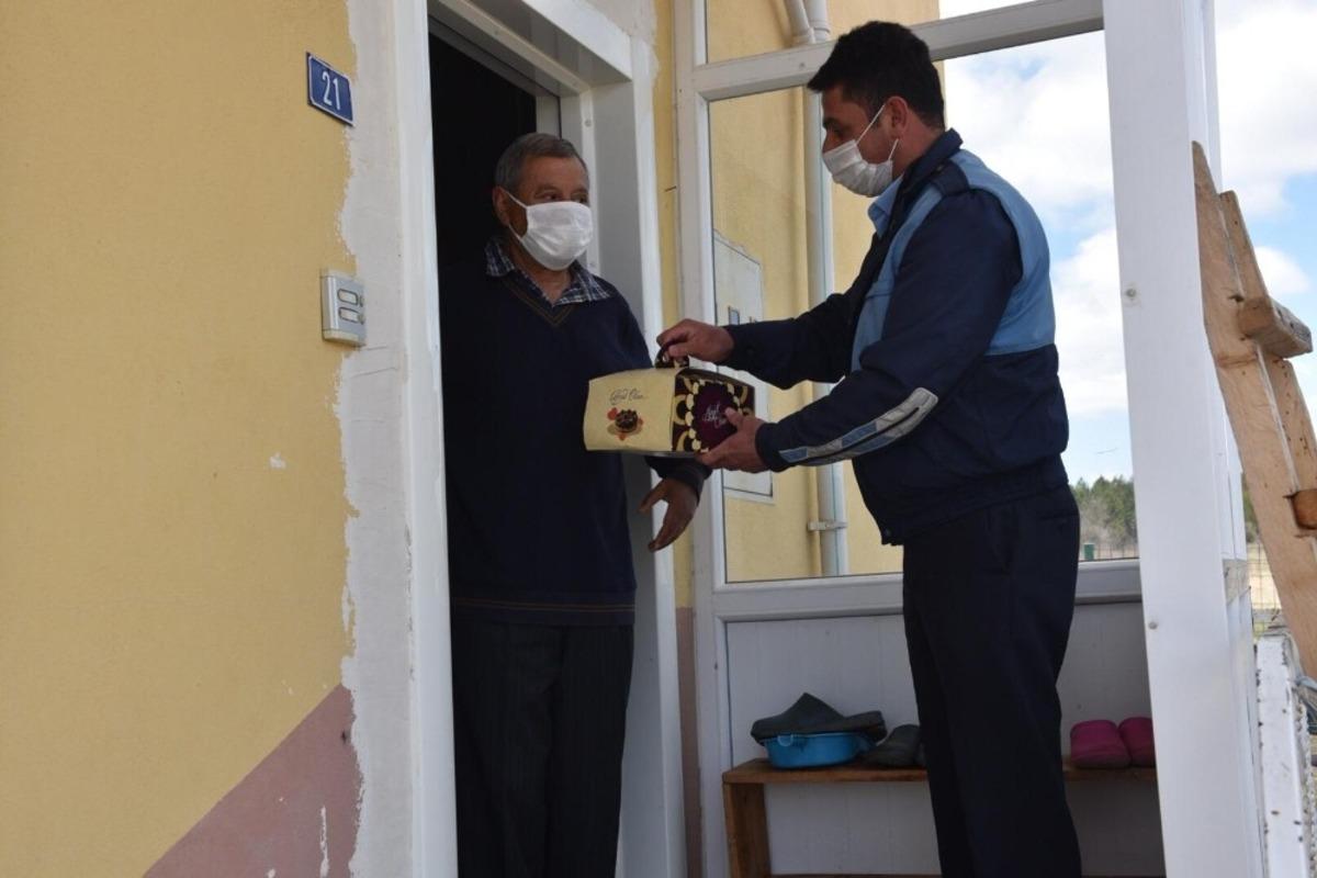 Başkan &Ccedil;atal&rsquo;dan emekli &ouml;ğretmene doğum g&uuml;n&uuml; s&uuml;rprizi