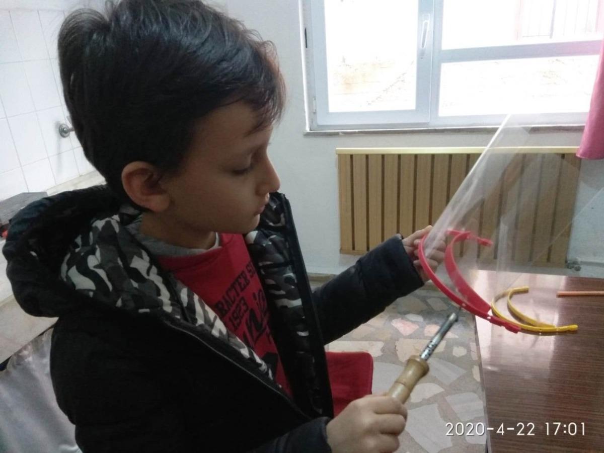 3 boyutlu yazıcıdan maske &uuml;retip sağlık&ccedil;ılara hediye etti