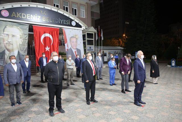 Akdeniz Belediyesi önünde İstiklal Marşı okundu