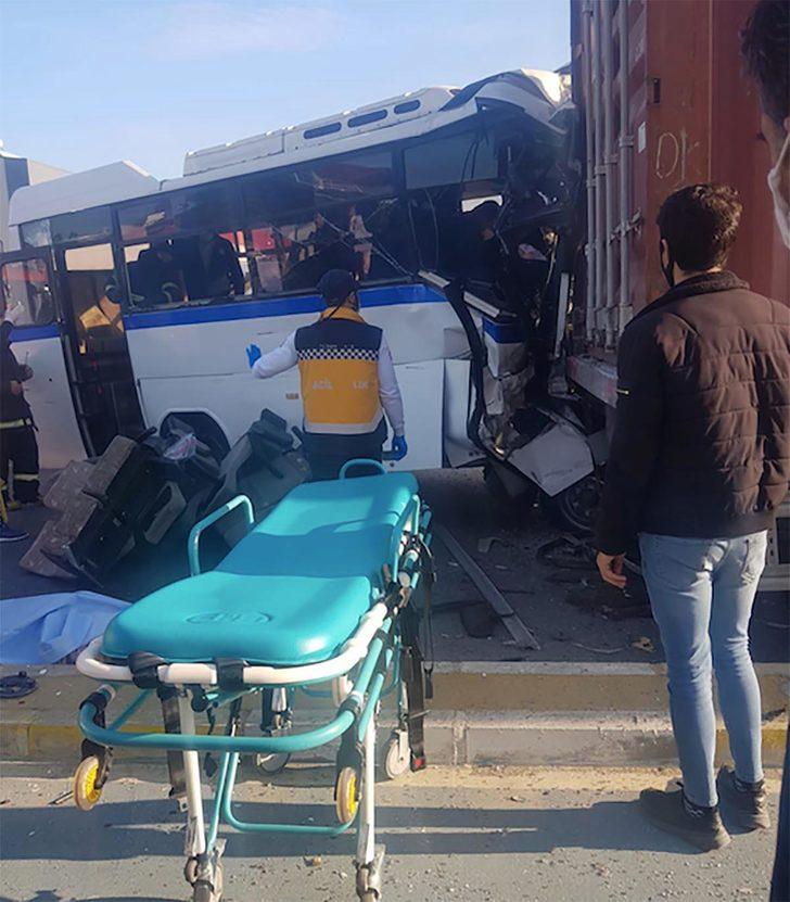 İşçi servisi, park halindeki TIR'a çarptı: 1 ölü, 15 yaralı G1