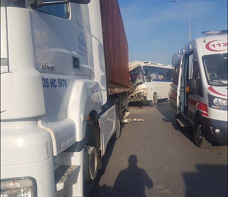 İşçi servisi, park halindeki TIR'a çarptı: 1 ölü, 15 yaralı G2