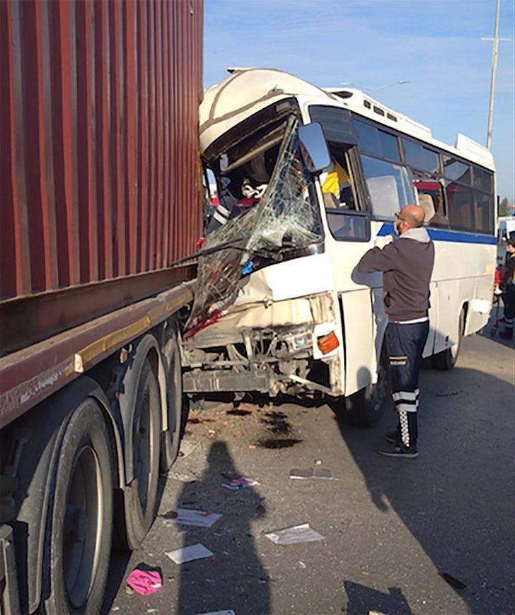 İşçi servisi, park halindeki TIR'a çarptı: 1 ölü, 15 yaralı G3