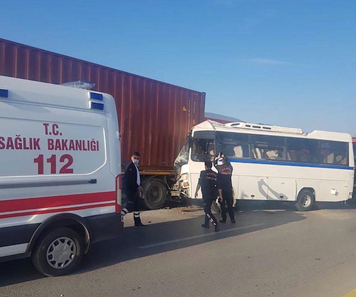 İşçi servisi, park halindeki TIR'a çarptı: 1 ölü, 15 yaralı G4