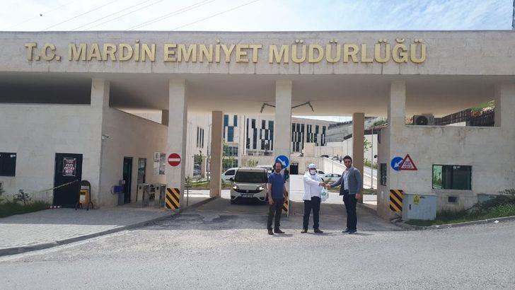 Aselcioğlu Sabunculuk polislere hijyen paketi hediye etti G1