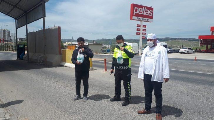Aselcioğlu Sabunculuk polislere hijyen paketi hediye etti G2