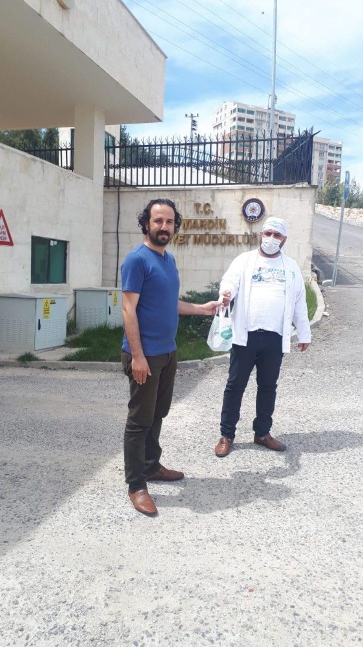 Aselcioğlu Sabunculuk polislere hijyen paketi hediye etti G4