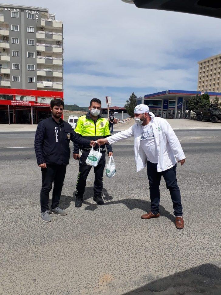 Aselcioğlu Sabunculuk polislere hijyen paketi hediye etti G5
