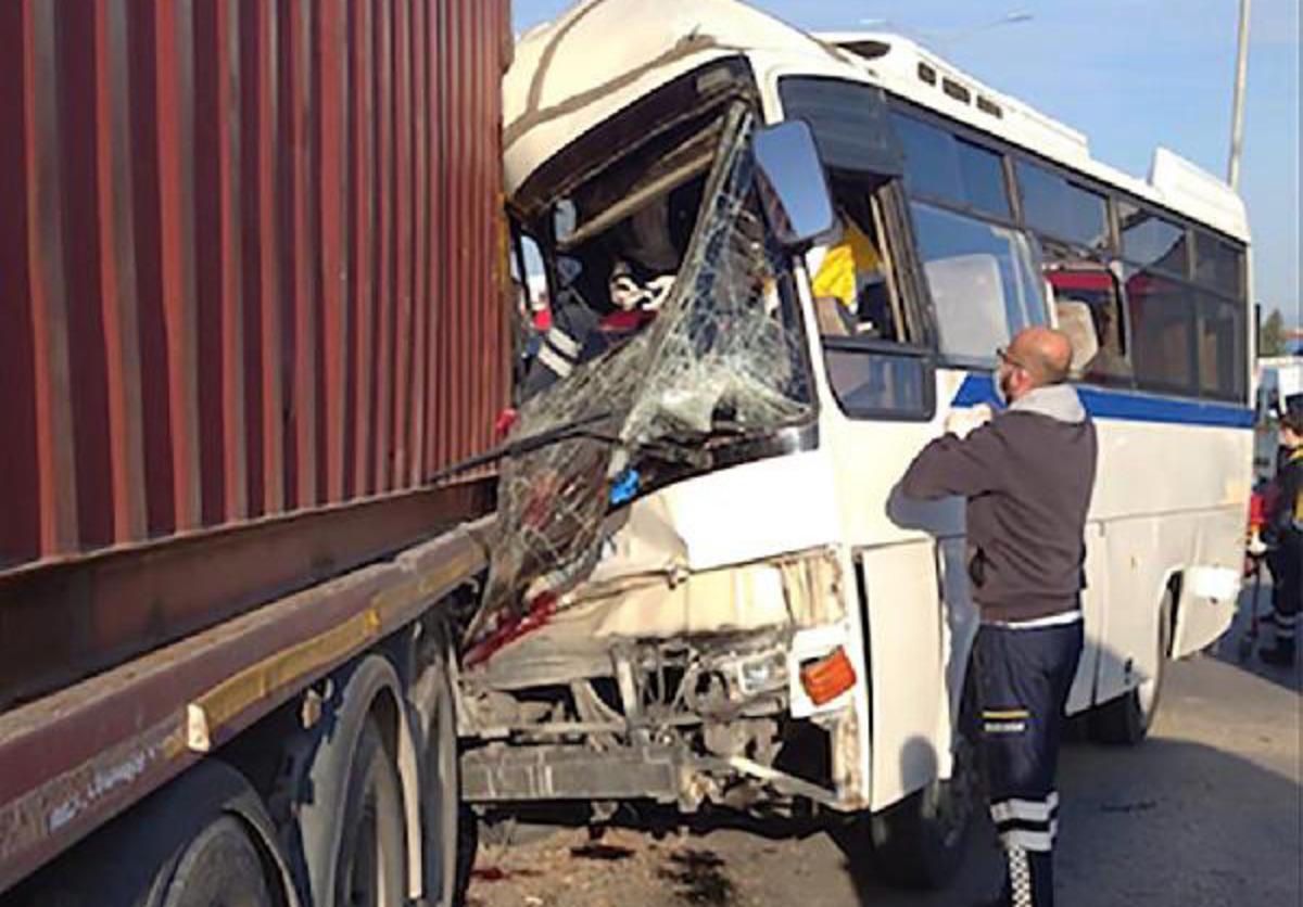 İş&ccedil;i servisi, park halindeki TIR'a &ccedil;arptı: 1 &ouml;l&uuml;, 15 yaralı