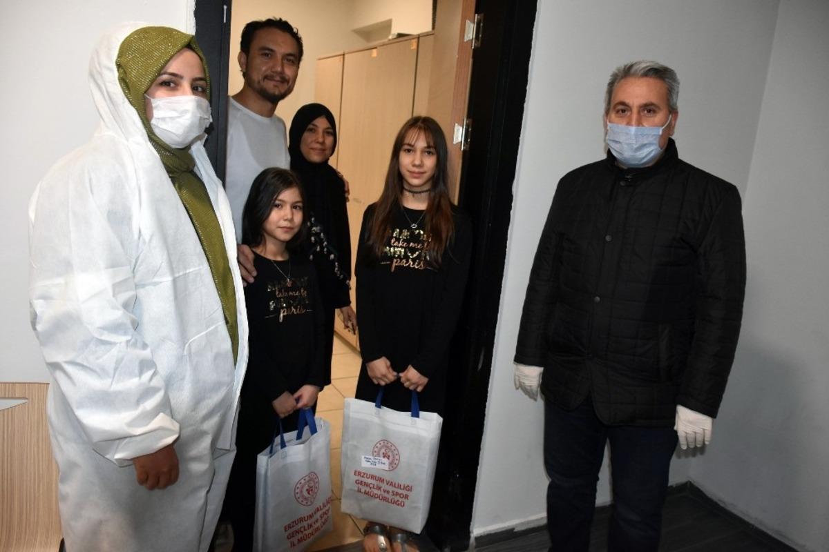 Karantina altındaki &ccedil;ocuklara 23 Nisan s&uuml;rprizi