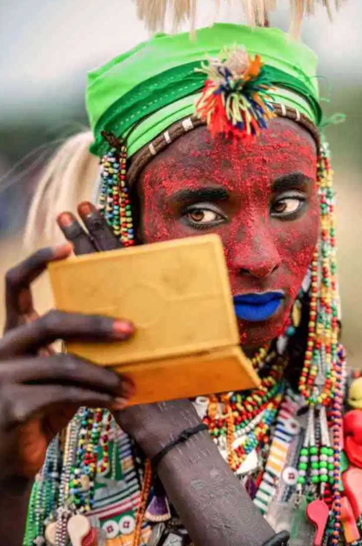 Wodaabe Kabilesi’nin erkekleri, uzun saçları ve sıra dışı makyajlarıyla geleneksel törenlerinde kendilerine eş arıyor G1