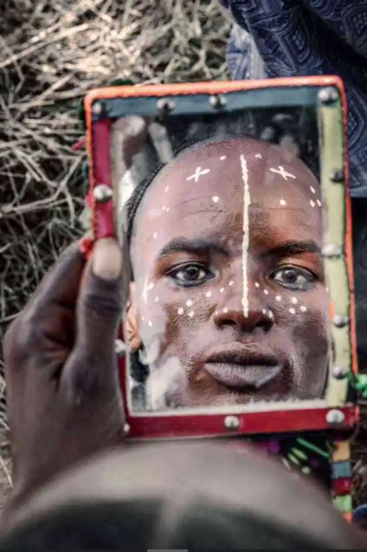 Wodaabe Kabilesi’nin erkekleri, uzun saçları ve sıra dışı makyajlarıyla geleneksel törenlerinde kendilerine eş arıyor G3