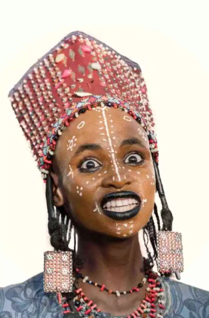 Wodaabe Kabilesi’nin erkekleri, uzun saçları ve sıra dışı makyajlarıyla geleneksel törenlerinde kendilerine eş arıyor G4