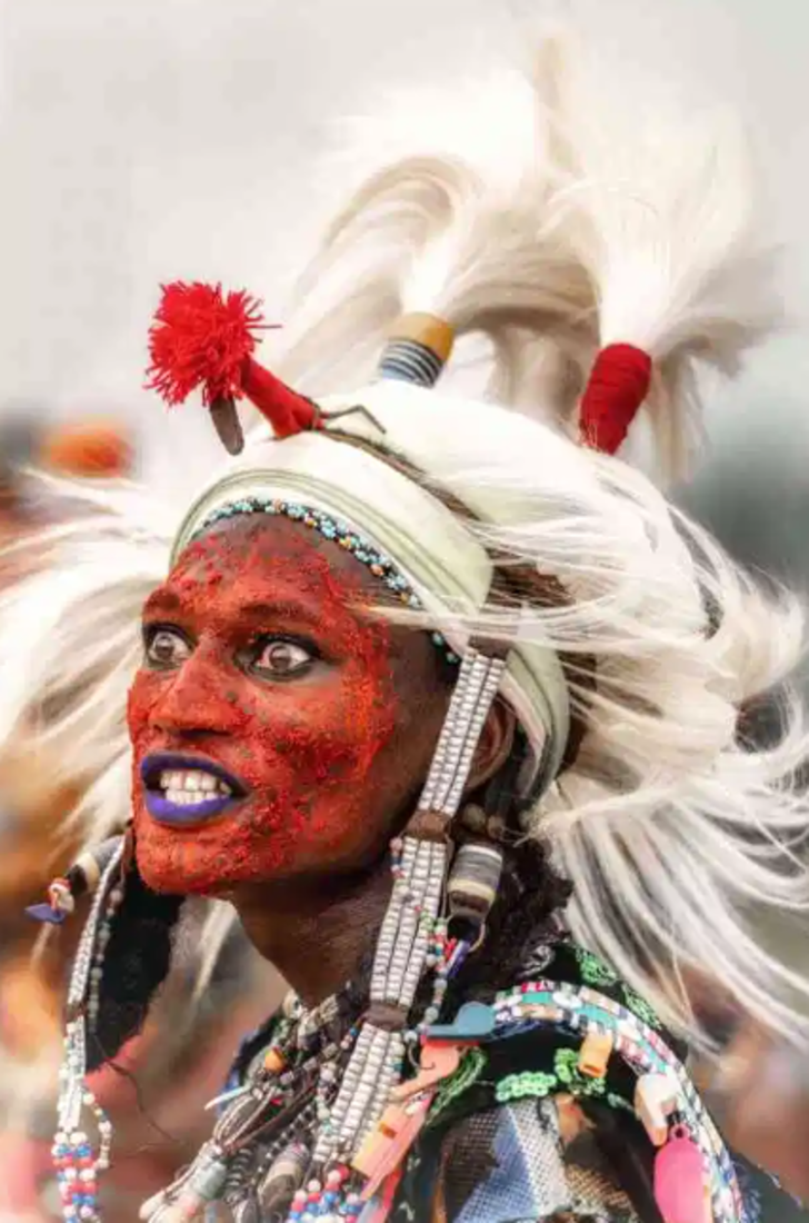 Wodaabe Kabilesi’nin erkekleri, uzun saçları ve sıra dışı makyajlarıyla geleneksel törenlerinde kendilerine eş arıyor G5